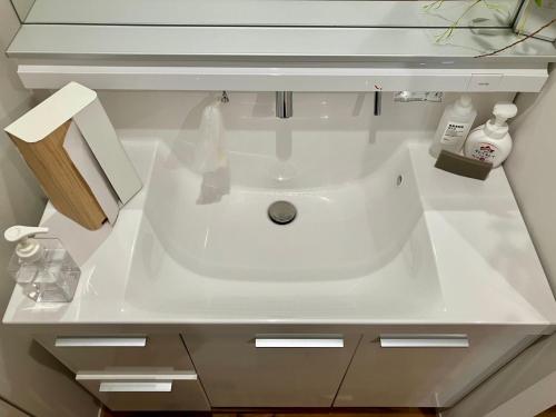a bathroom with a white sink in a room at Kita-Kamakura 520ゴーニーマル in Kamakura