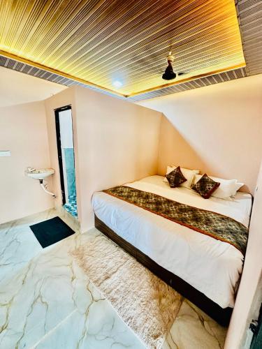 a bedroom with a bed with a marble floor at Avigat Kabir hotel sanwer in Sānwer