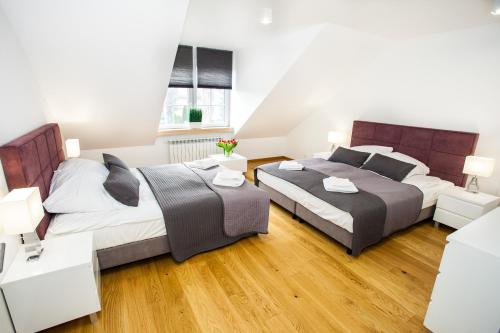 Un pat sau paturi într-o cameră la Apartamenty SaltApart