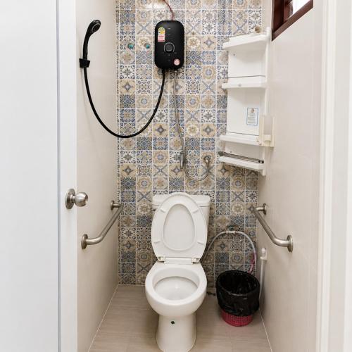 バンコクにあるJC home 刘 先 生の壁に電話が付いたトイレ付きのバスルーム