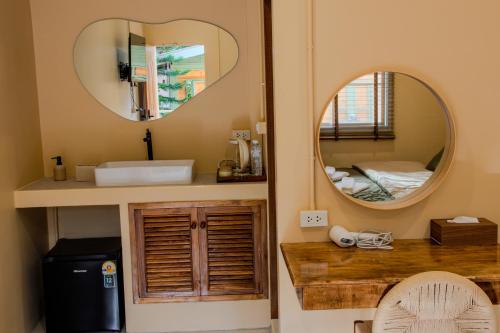 a bathroom with a sink and a mirror at Koh Tao Stay in Ko Tao
