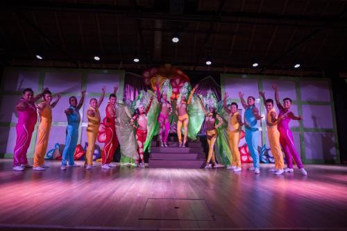 un grupo de personas bailando en un escenario en Marival Emotions Resort All Inclusive - Future Mercure en Nuevo Vallarta 