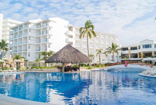 Piscina de la sau aproape de Marival Emotions Resort & Suites - All Inclusive