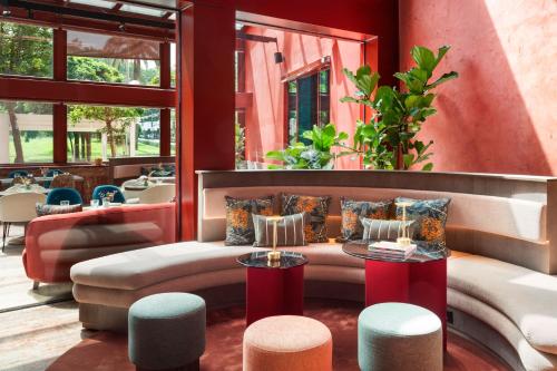 eine Sitzecke mit Sofa und Tisch in der Unterkunft Meliá Bilbao in Bilbao