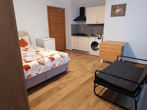 ein kleines Schlafzimmer mit Bett und Küche in der Unterkunft Mihenk Pansiyon in Turunç