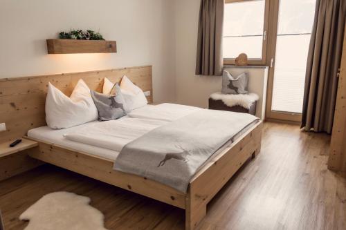 um quarto com uma cama grande e uma estrutura em madeira em Appartement Sonnenschein em Ramsau im Zillertal