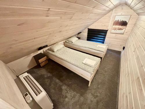 an overhead view of two beds in a room at Osada Leonówka in Leonów