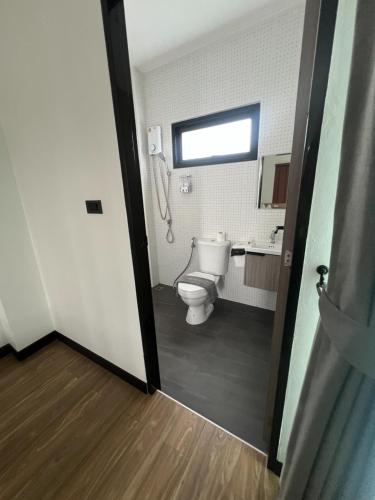 a bathroom with a toilet and a sink at AlinApartment in Ban Sa Kruat