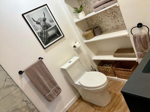 a bathroom with a toilet and a towel at La Pergola-1 in Quebec City