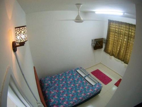 a room with a blue seat in a room at MARMA Homestay Melaka in Ayer Keroh