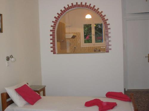 帕羅奇亞的住宿－梅萊蒂斯公寓酒店，一间设有一张床的客房,墙上设有镜子