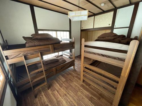 ein Zimmer mit zwei Etagenbetten in der Unterkunft Goodies Ella Villa & Guesthouse in Shimonoseki