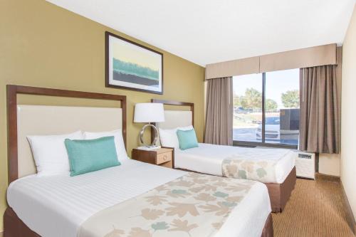 Säng eller sängar i ett rum på Hawthorn Suites Midwest City