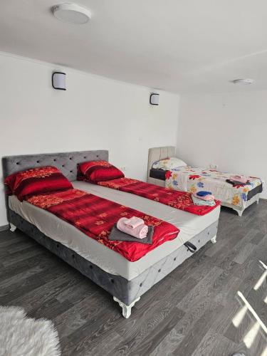 a bedroom with two beds in a room at Apartman Edis i Elma in Visoko