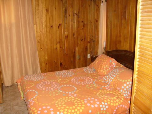 Una cama o camas en una habitación de Cabañas Los Castaños