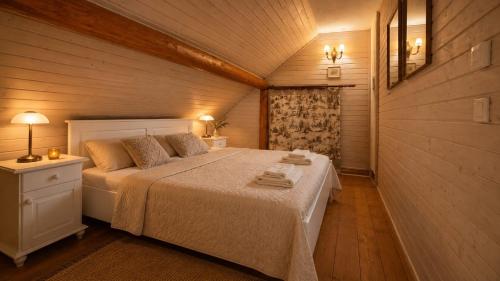 a bedroom with a large bed in a room at Wolf's House in Gura Râului