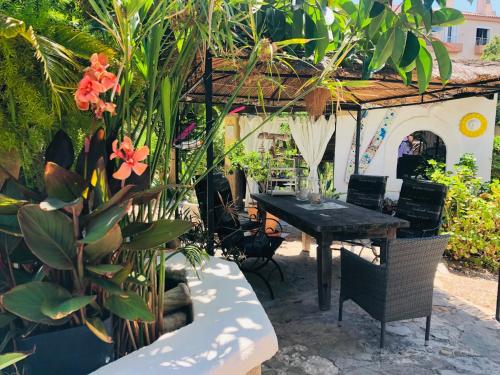 a patio with a table and some plants at Casita Limón Andratx in Andratx