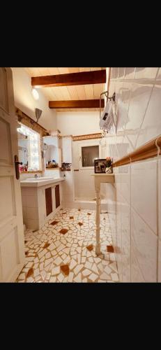 a kitchen with a sink and a tiled floor at Casita Limón Andratx in Andratx