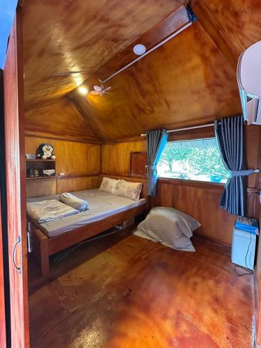 a bedroom with a bed in the inside of a van at Que Nha Homestay in Ấp Chợ (2)