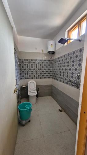 a small bathroom with a toilet and a shower at Daisy Divine in Harsil