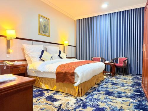 a hotel room with a bed and a desk at فندق الأزهر النزهة - Al Azhar Nuzhah Hotel in Mecca