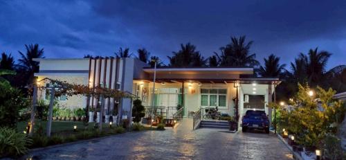 a house with a car parked in front of it at Mae Klong Garden House แม่กลอง การ์เด้น เฮ้าส์ in Samut Songkhram