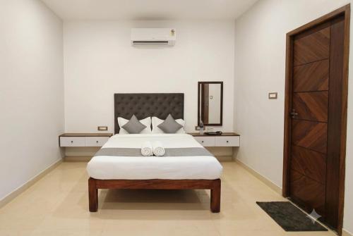 a bedroom with a bed with two towels on it at L2 Retreat in Kottakupam