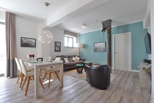 a living room with a table and a couch at Ohlerich Speicher App_ 03 in Wismar