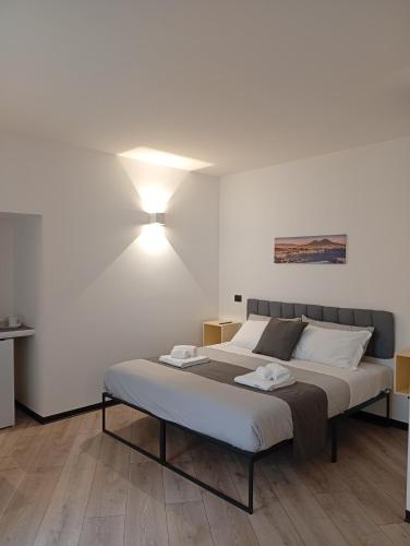 ein Schlafzimmer mit einem Bett und einer Wandleuchte in der Unterkunft Borgo Double V in Neapel