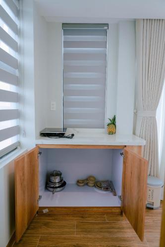 a room with a desk in a room with a window at NGỌN HẢI ĐĂNG Hotel in Dong Hoi