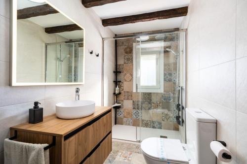 a bathroom with a sink and a toilet and a shower at VillaHaba BarrosaHome in Novo Sancti Petri