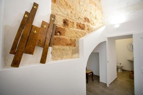 a room with wooden hangers on the wall at Palazzo '800 Cementine in Leverano