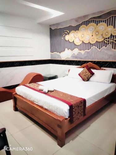 a bedroom with a large bed in a room at HoTeL Long Phụng 1 Quận Bình Tân in Ho Chi Minh City