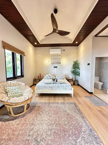 a bedroom with a bed and a ceiling fan at Rumah Seruni@Zaki's Residence in Kampong Ru Lima