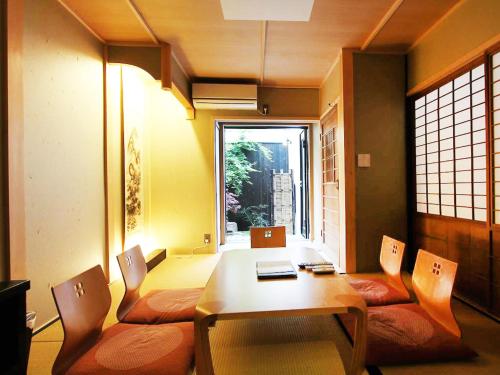 Posedenie v ubytovaní Rokusho-an