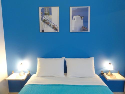 Una cama o camas en una habitación de Botsis Guest House