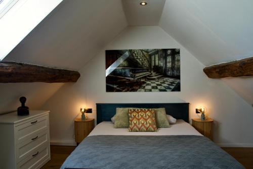 a bedroom with a bed and a painting on the wall at Loft urbain style Brooklyn in Profondeville