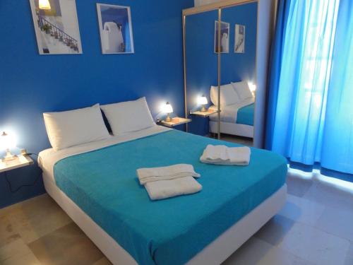 Una cama o camas en una habitación de Botsis Guest House