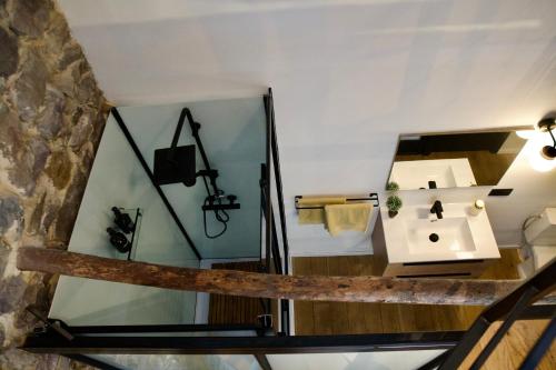 a bathroom with a glass shower and a sink at Loft urbain style Brooklyn in Profondeville