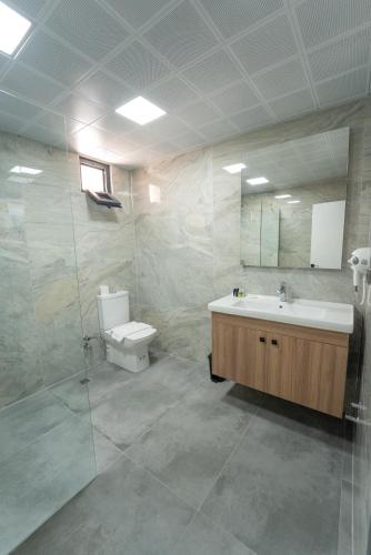 ein Badezimmer mit Waschbecken, Toilette und Spiegel in der Unterkunft Sever Suites Hotel in Antalya