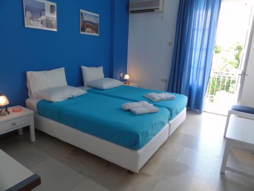 Una cama o camas en una habitación de Botsis Guest House