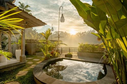 a garden with a pond in the middle of a yard at Legong Sebatu Villa in Ubud