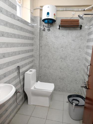 a bathroom with a toilet and a sink at Maruthi inn hotel in Vijayawāda