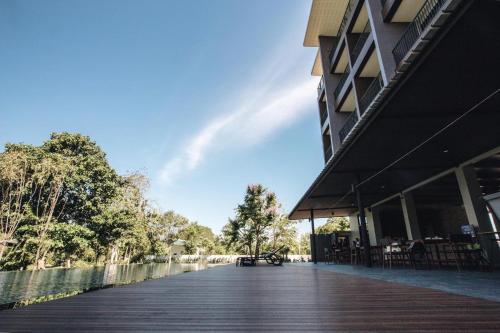 Un balcón o terraza en Riverawan Hotel