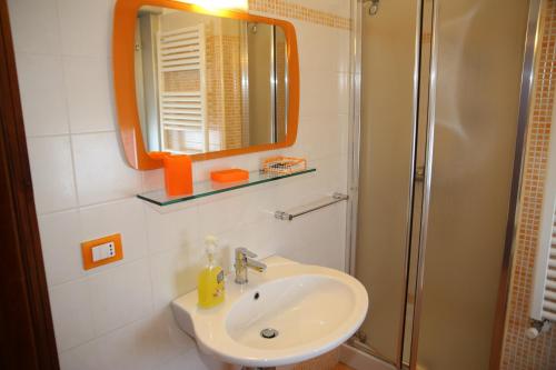 ミラッツォにあるLa Casa del Nonnoのバスルーム(シンク、鏡、シャワー付)