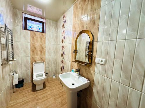 a bathroom with a sink and a toilet and a mirror at Veradarc Hotel & Restaurant in Noratus
