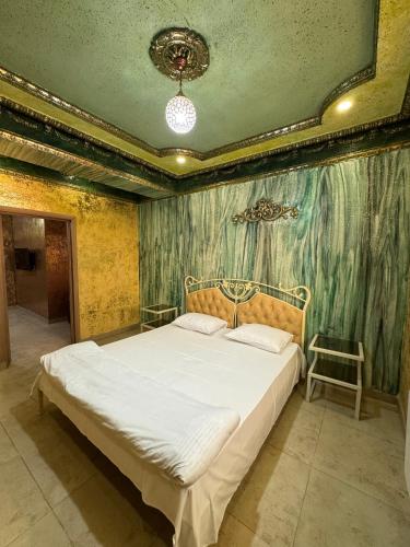a bedroom with a bed in a room with a wallpaper at Veradarc Hotel & Restaurant in Noratus