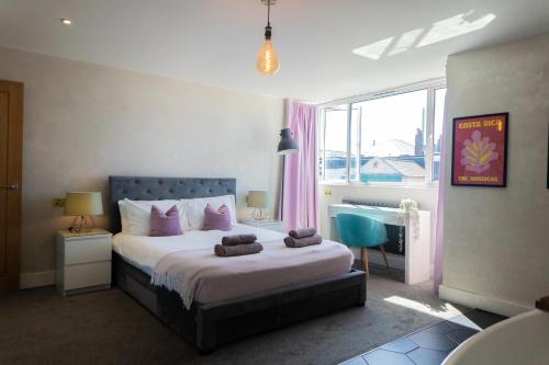 a bedroom with a bed with towels on it at Boutique-Style Apartment in Heart of Brighton Lanes in Brighton & Hove