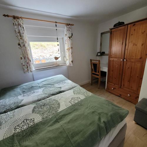 a bedroom with two beds and a window at Ferienwohnung Auszeit in Hohnstein