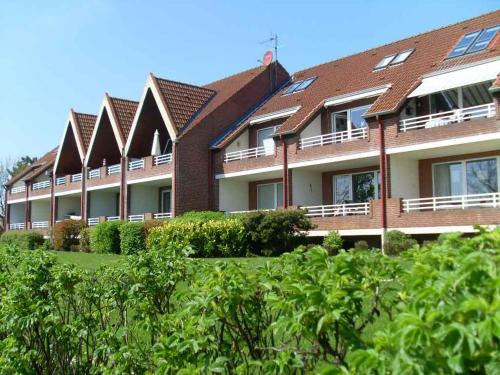 a large brick building with a row of windows at Ferienwohnung Sundkieker Fehmarn in Fehmarn